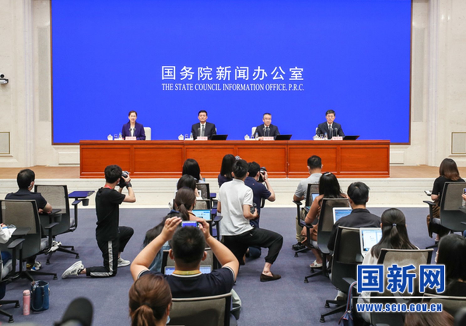 新能源车企“数量大小而散”，工信部：鼓励企业兼并重组做大做强